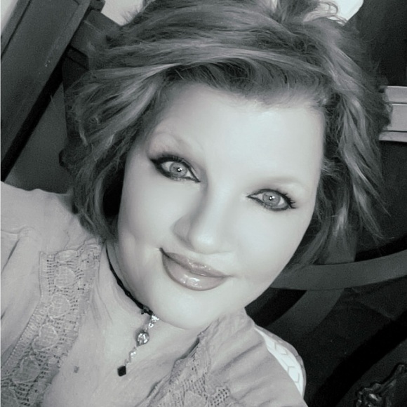 Meet your Posher, Monica - Picture 1 of 1